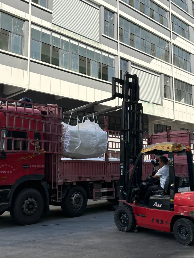 叉车装柜出货现场