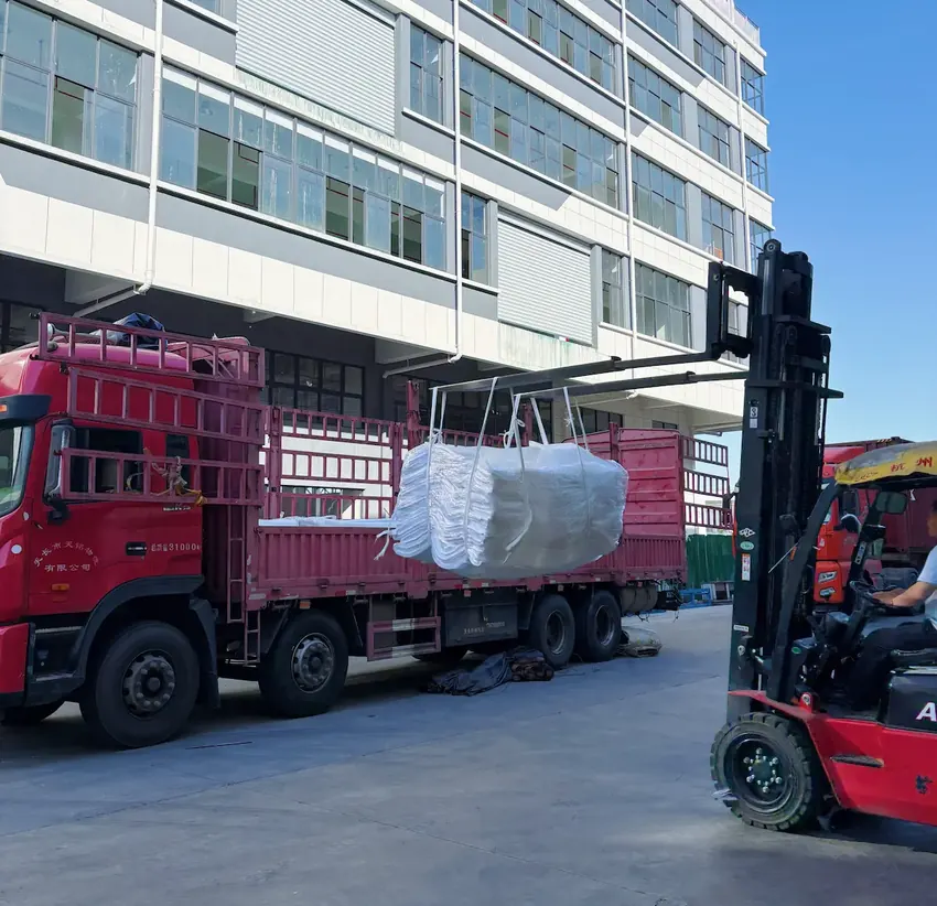 华跃无纺布产品物流装车